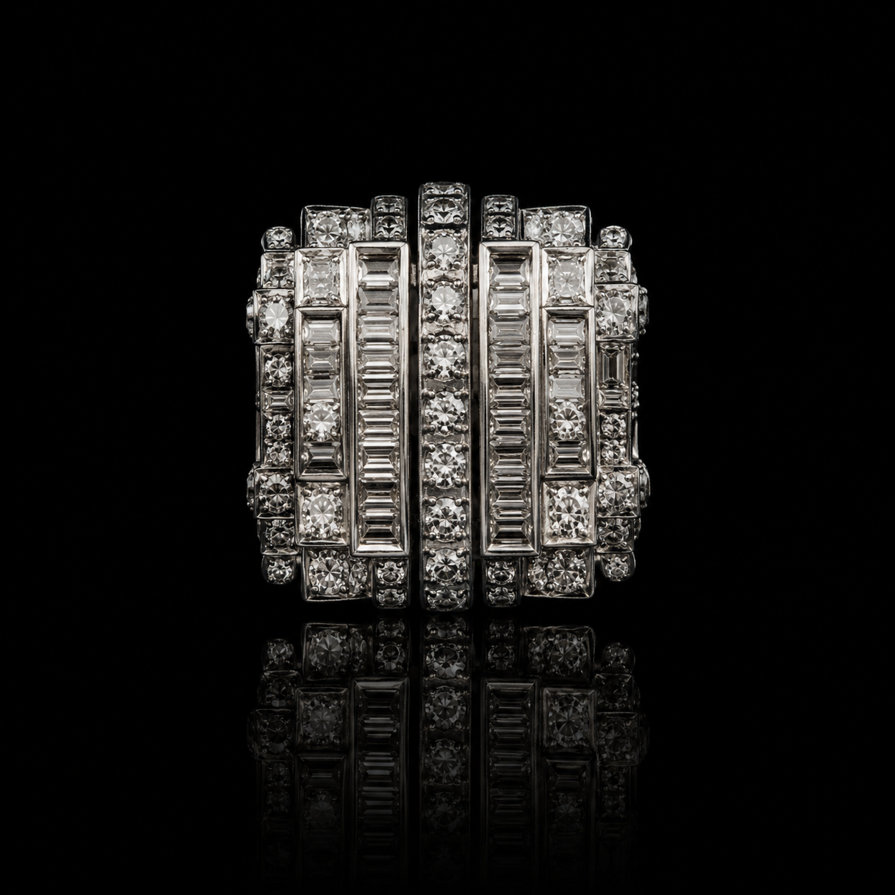 Bague en diamants avec une structure géométrique sophistiquée, sur fond noir.
