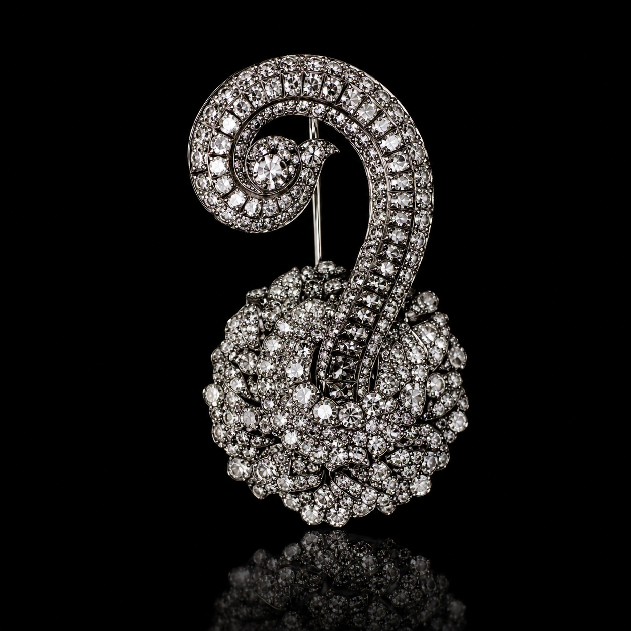 Broche en forme de flamant rose orné de diamants brillants sur fond noir.