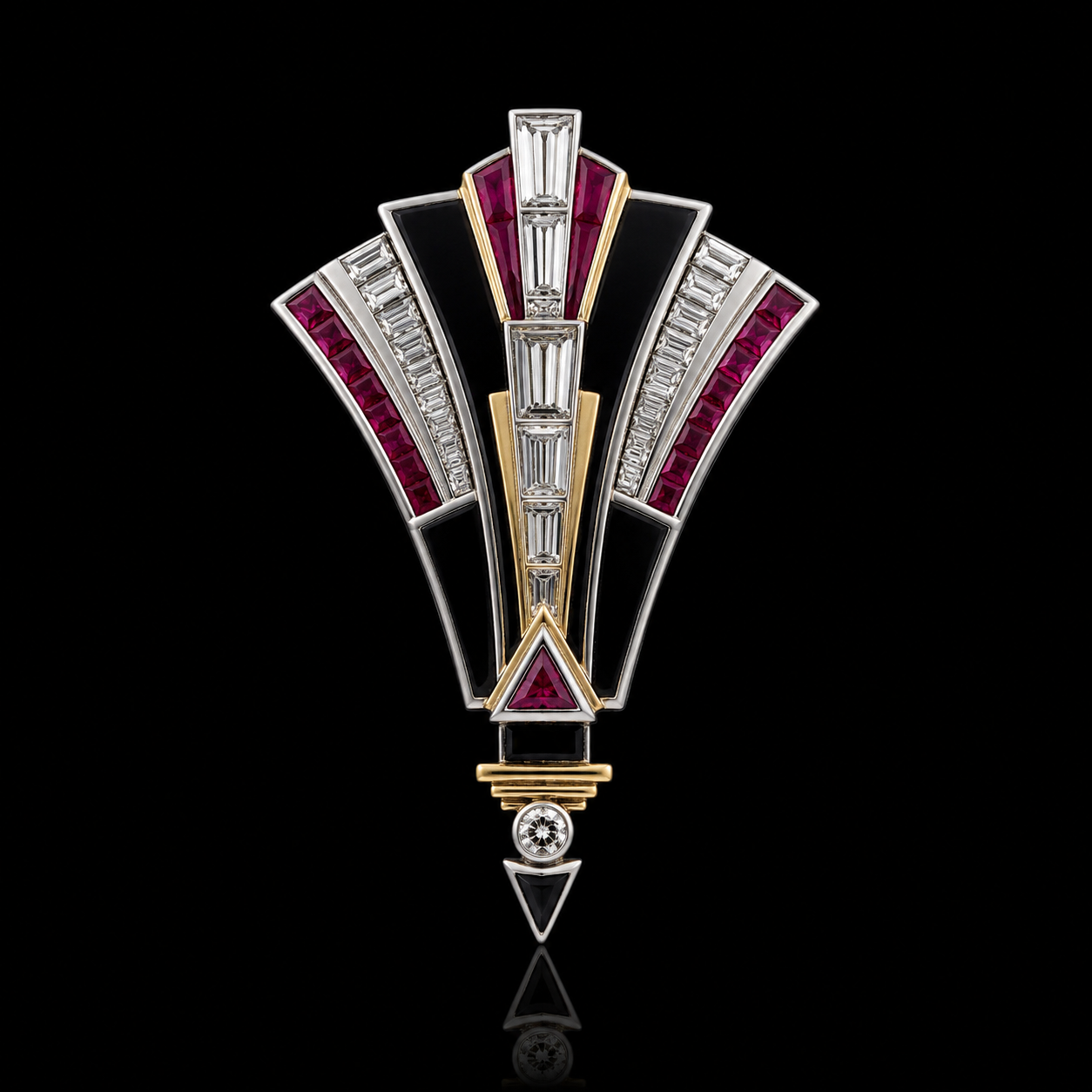 Broche artistique en forme de motif géométrique avec des diamants et des rubis, ornée de détails en or et en argent, posé sur un fond noir.