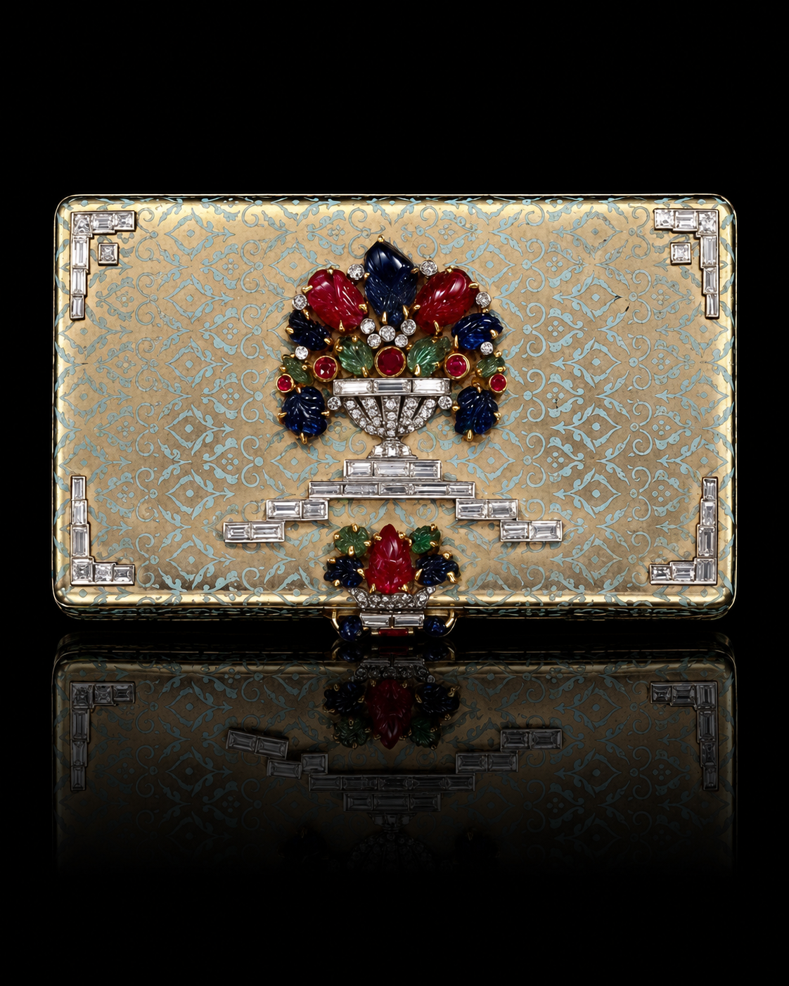 Exquisito cofre orné de bijoux, doté de pierres précieuses, avec un motif floral en verre ou en émail, posé sur une surface réfléchissante.