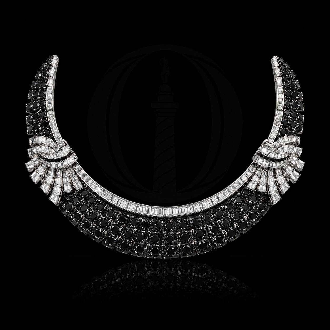 Collier élégant avec des pierres précieuses noires et blanches sur fond noir.