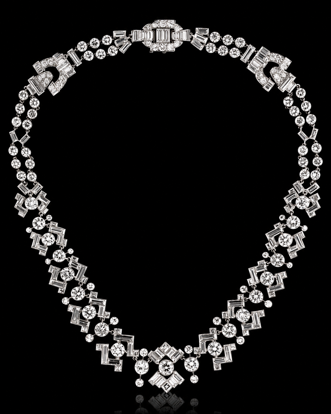 OSTERTAG - Collier en or blanc orné de diamants avec un fermoir élégant, posé sur un fond noir.