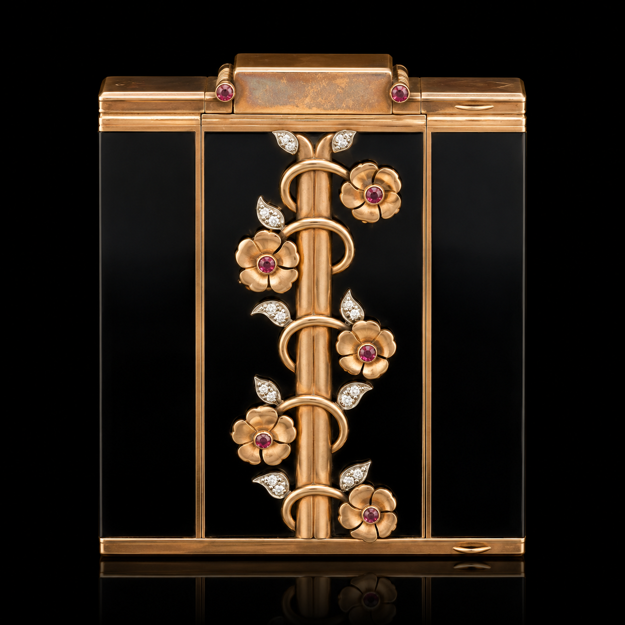Une boîte à cigare en or noire avec une décoration florale en or rose, diamants et rubis.