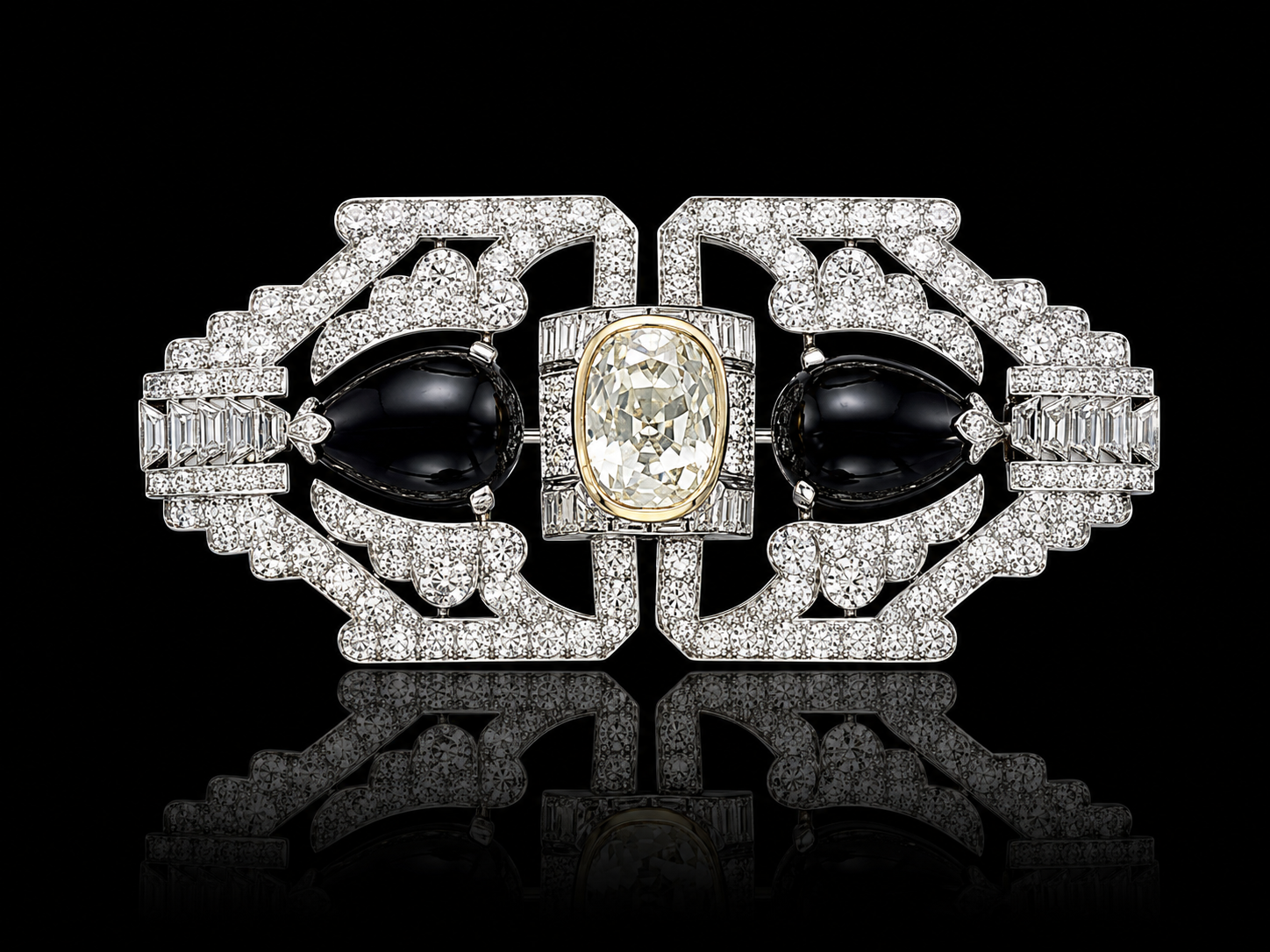 OSTERTAG - Bijou en or blanc, or jaune, diamants et onyx noirs, posé sur un fond noir, avec un reflet miroir en bas.