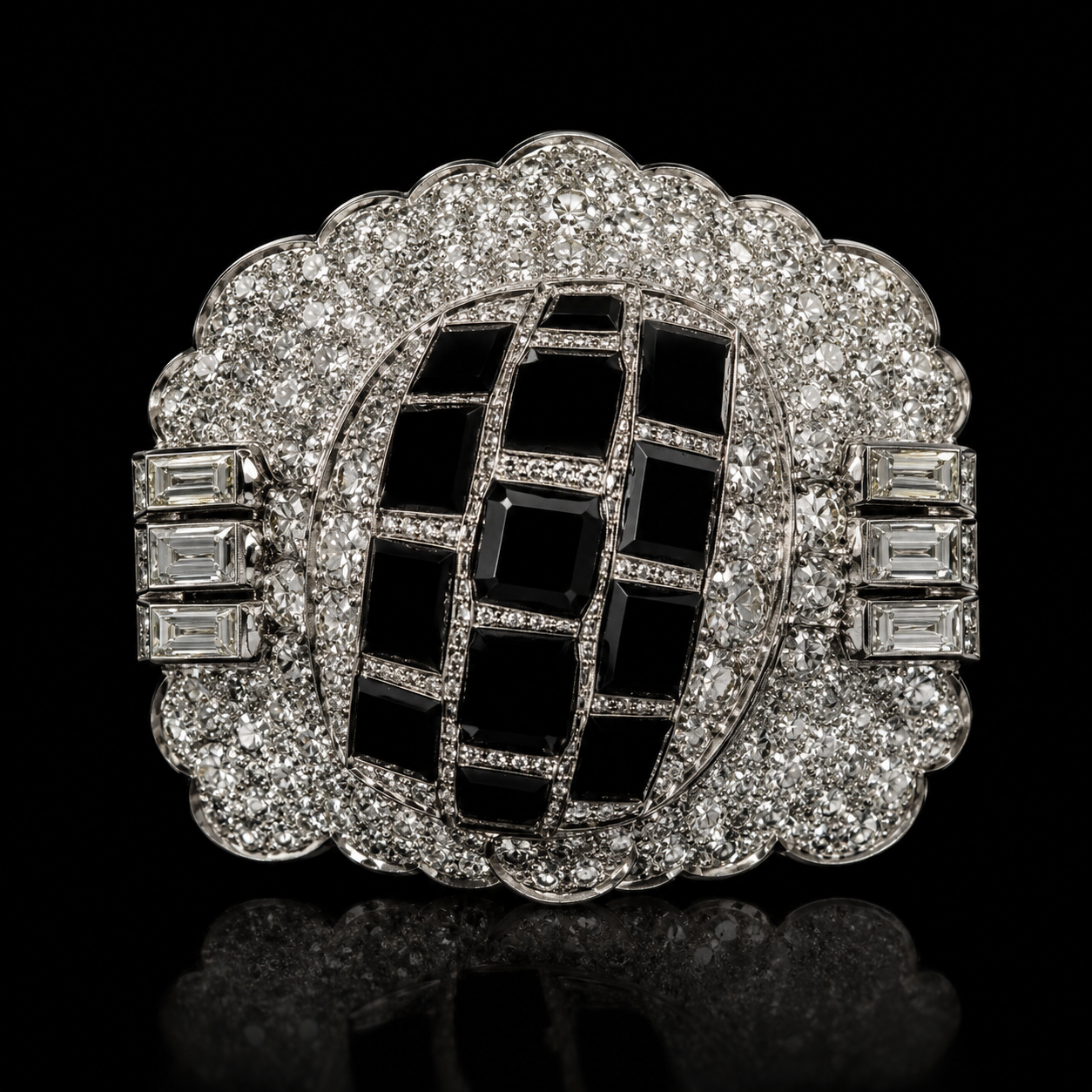 Broche de luxe ornée de diamants et de onyx noirs, en forme de cœur avec des détails en argent ou platine