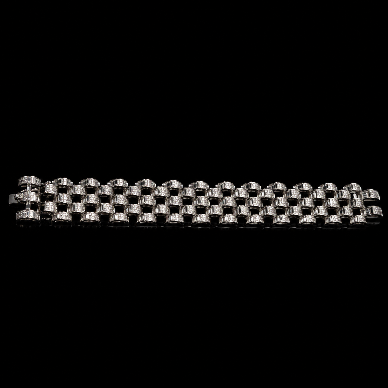 Bracelet en or blanc orné de diamants sur fond noir
