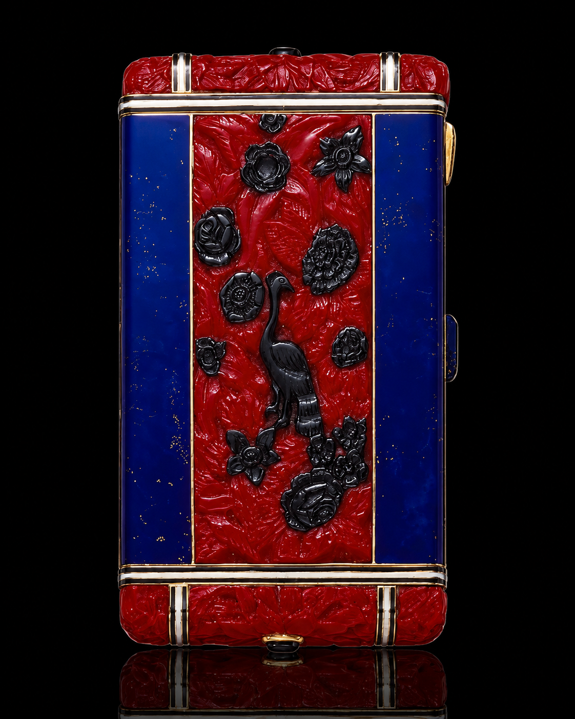 Une boîte à bijoux ornée de motifs floraux noir sur un fond rouge, avec des bandes latérales bleues et des accents dorés.