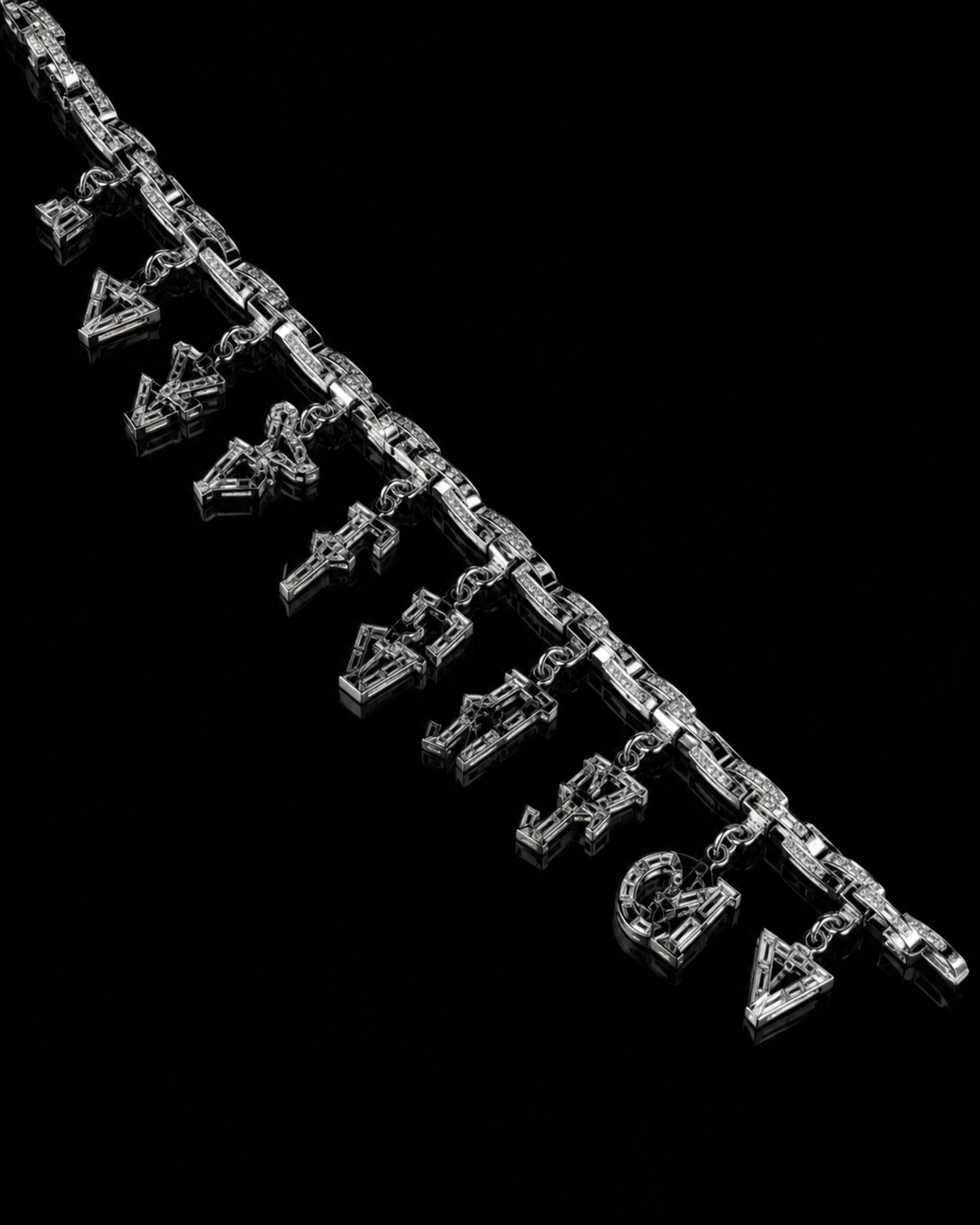 Collier en forme de mots en lettres en métal brillant sur fond noir