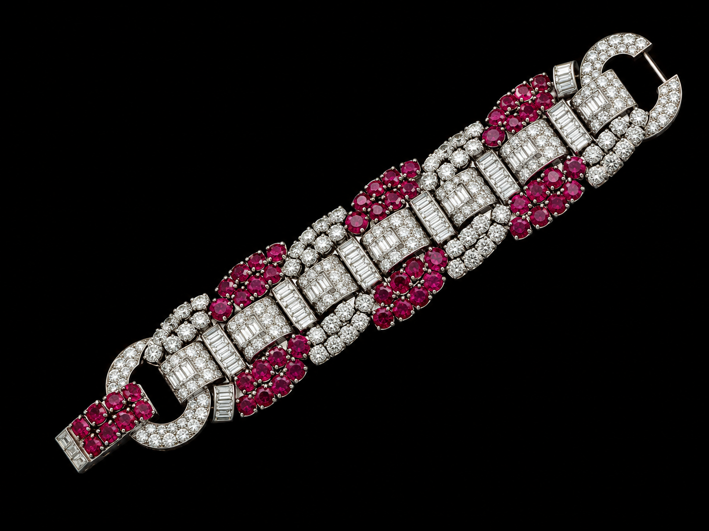 Bracelet en or orné de diamants et de rubis. 