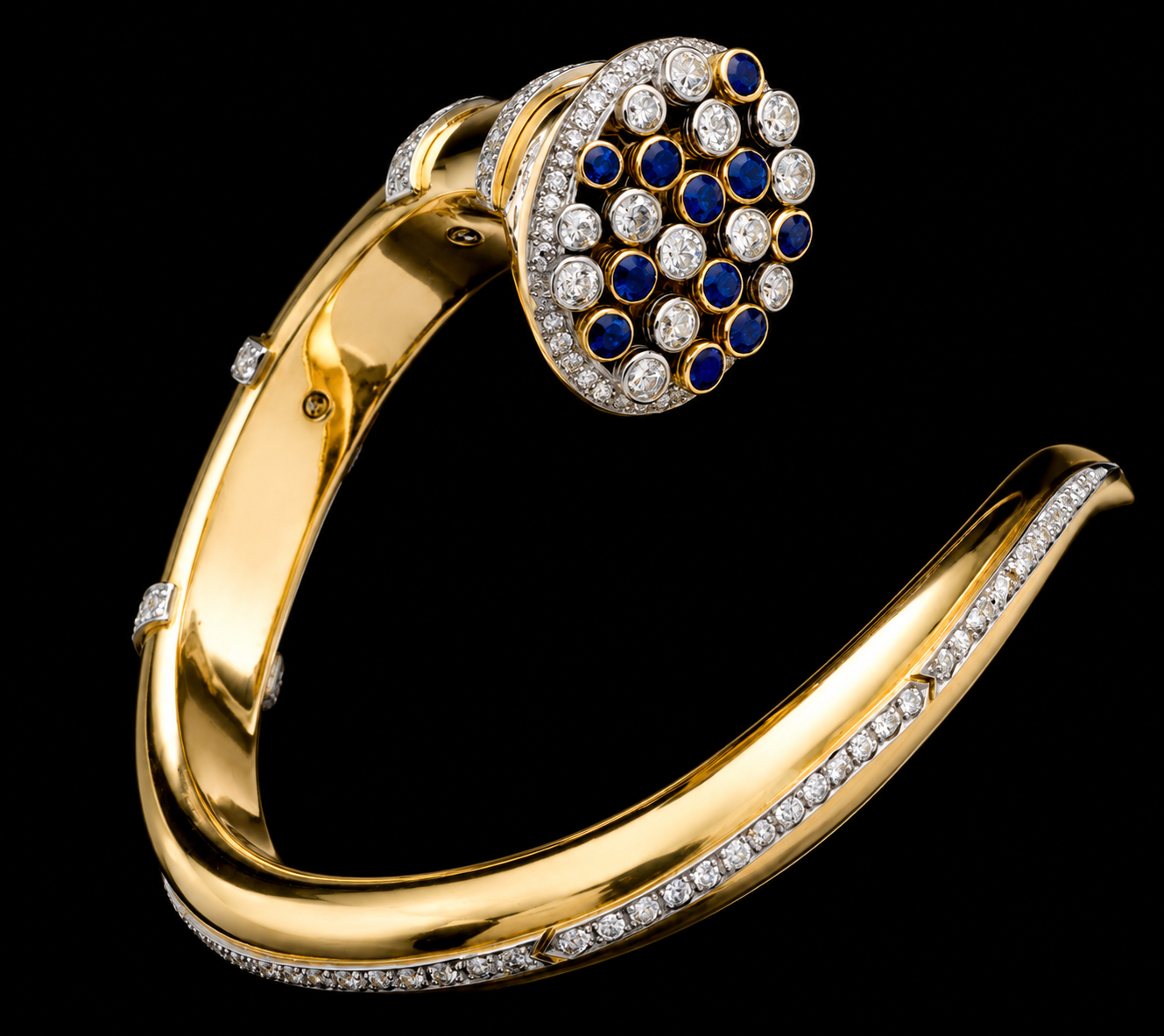 bracelet en or orné de diamants et de saphirs bleus sur fond noir