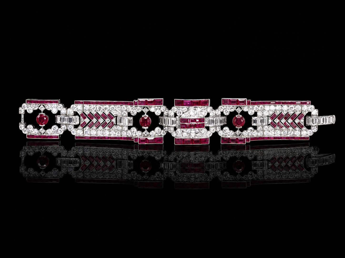 bracelet de luxe en or blanc orné de diamants et de rubis, reflété sur une surface noire