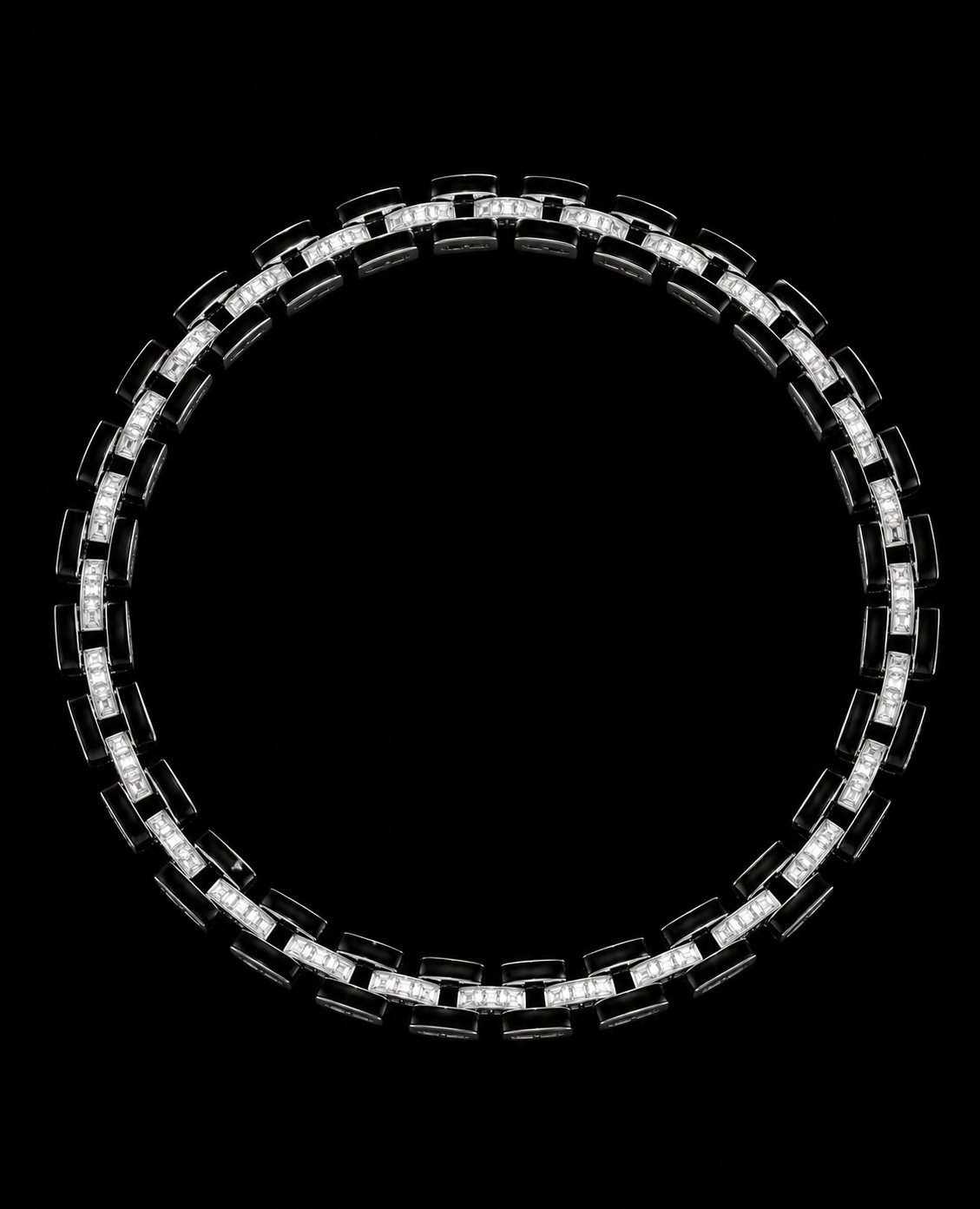 Collier en métal argenté avec des maillons rectangulaires et des inserts en pierres précieuses, placé sur un fond noir.