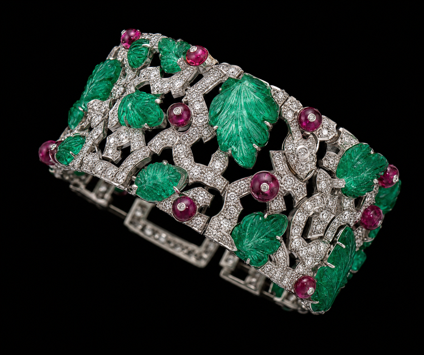 Bracelet en or blanc orné de feuilles en jade vert, de perles de rubis et de diamants.
