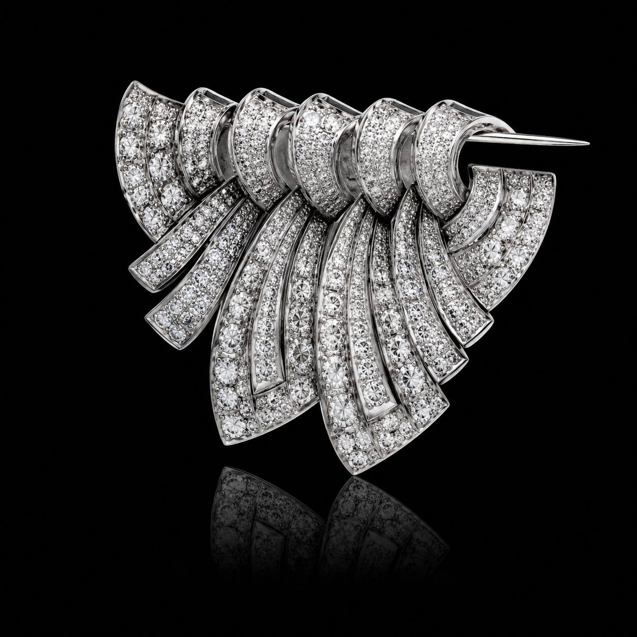 Broche en forme d'aile d'oiseau ornée de diamants sur fond noir.