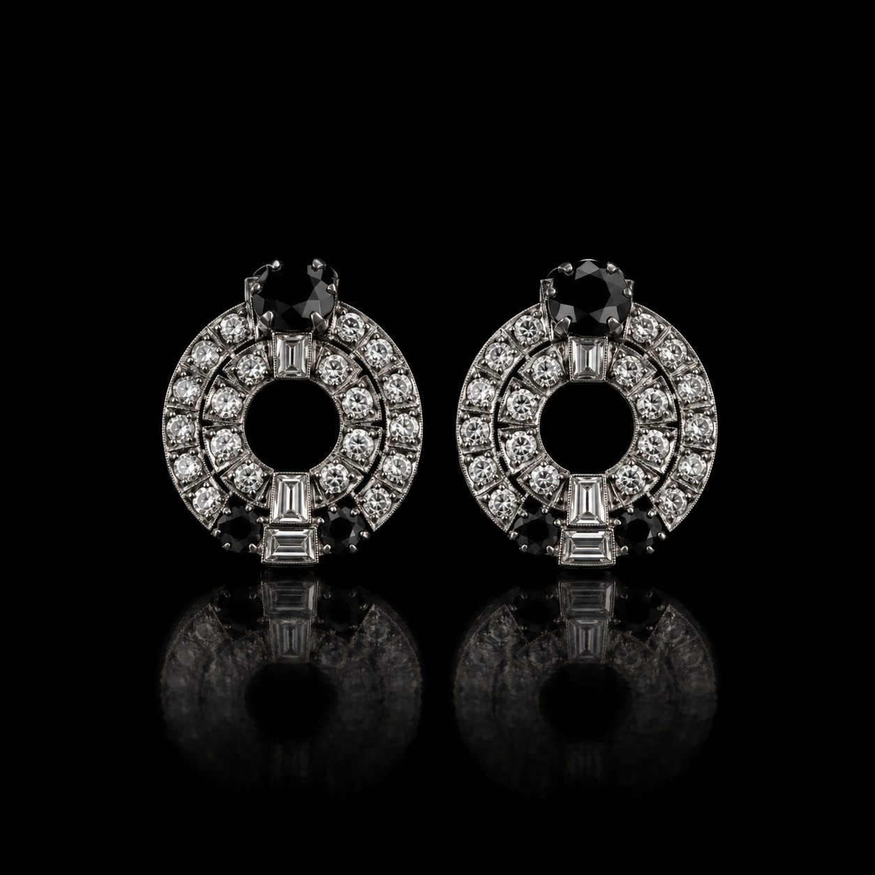 Boucles d'oreilles rondes ornées de diamants et de pierres noires, avec réflexion sur fond noir.