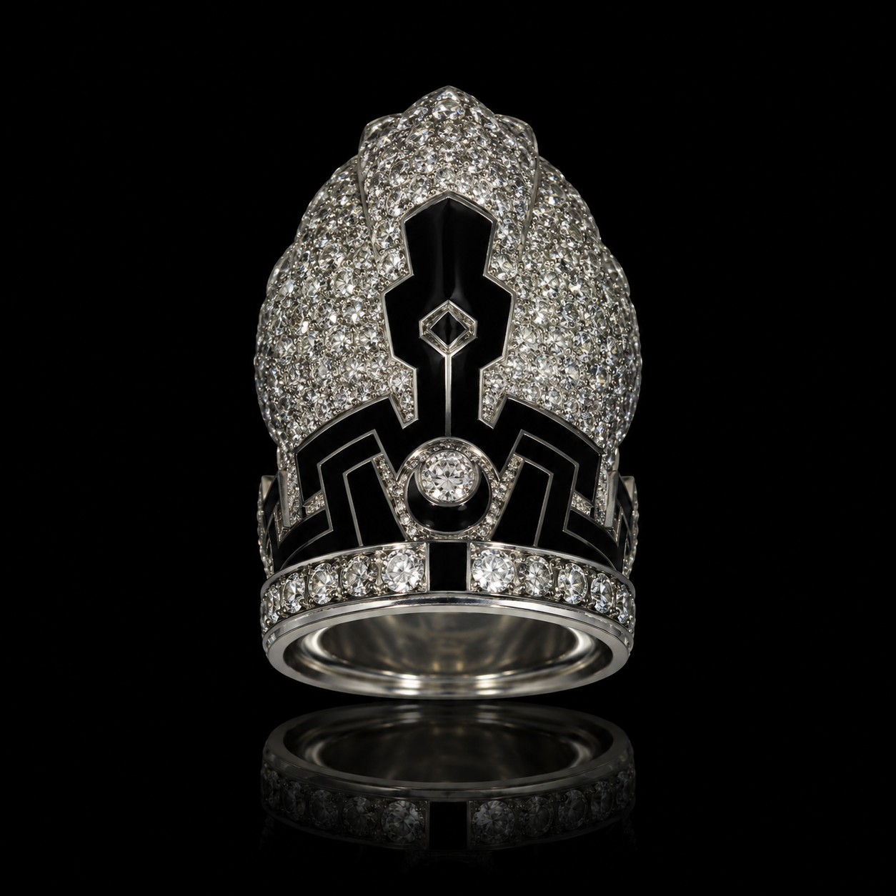 Bague orné de nombreux diamants, avec un design géométrique noir et argent, présentée sur fond noir.