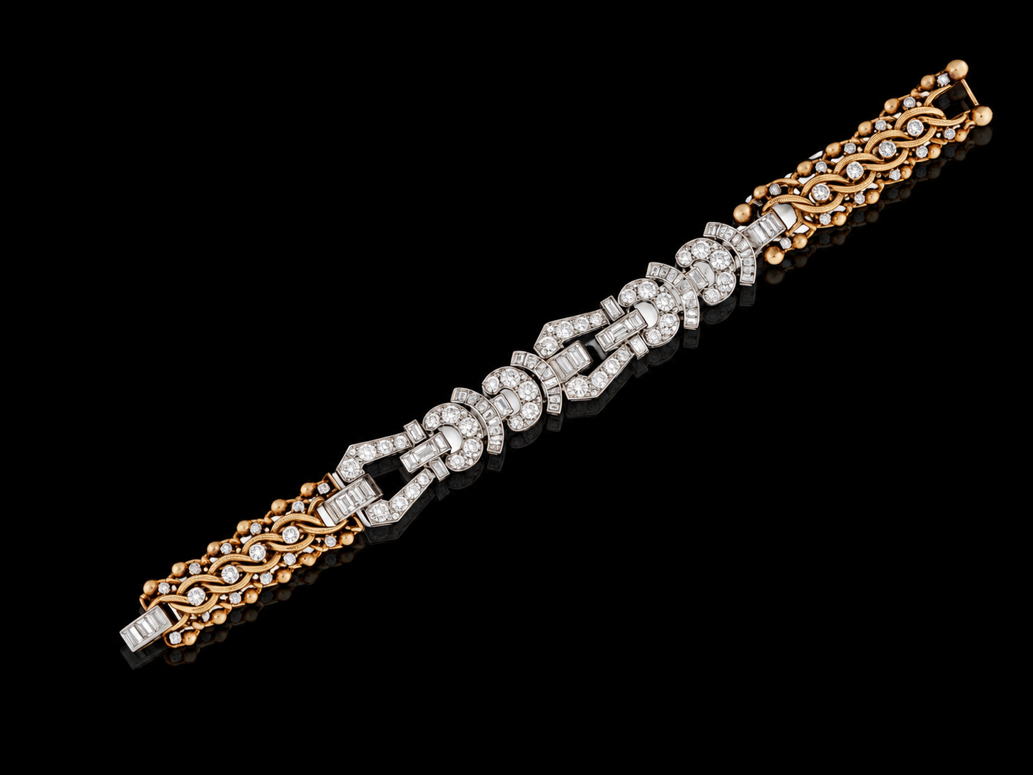 Un bracelet de bijoux de luxe avec des pendentifs en diamant brillant, avec un design complexe et élégant, sur un fond noir.