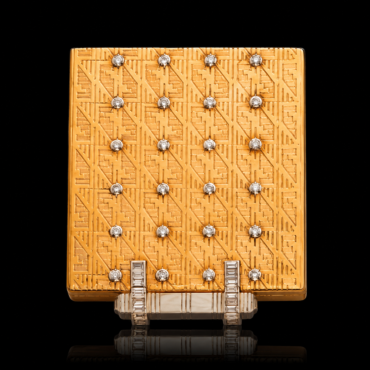 Une montre de luxe avec un boîtier rectangulaire en or incrusté de diamants, placée sur un fond noir.