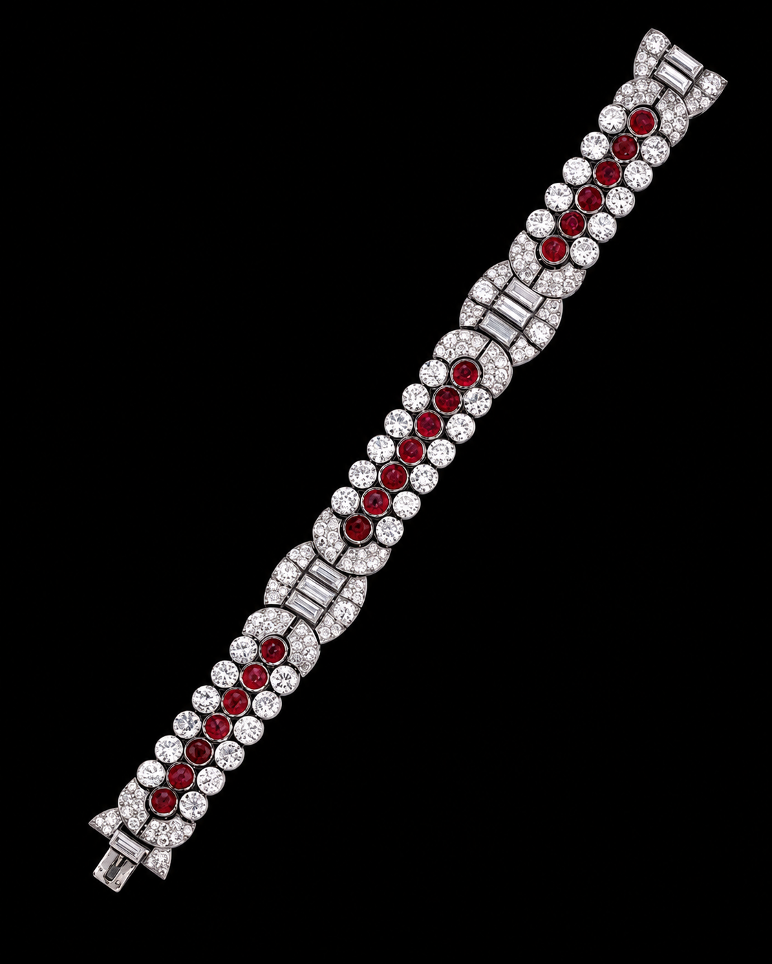 Bracelet en or blanc avec diamants et rubis rouges, posé sur fond noir.