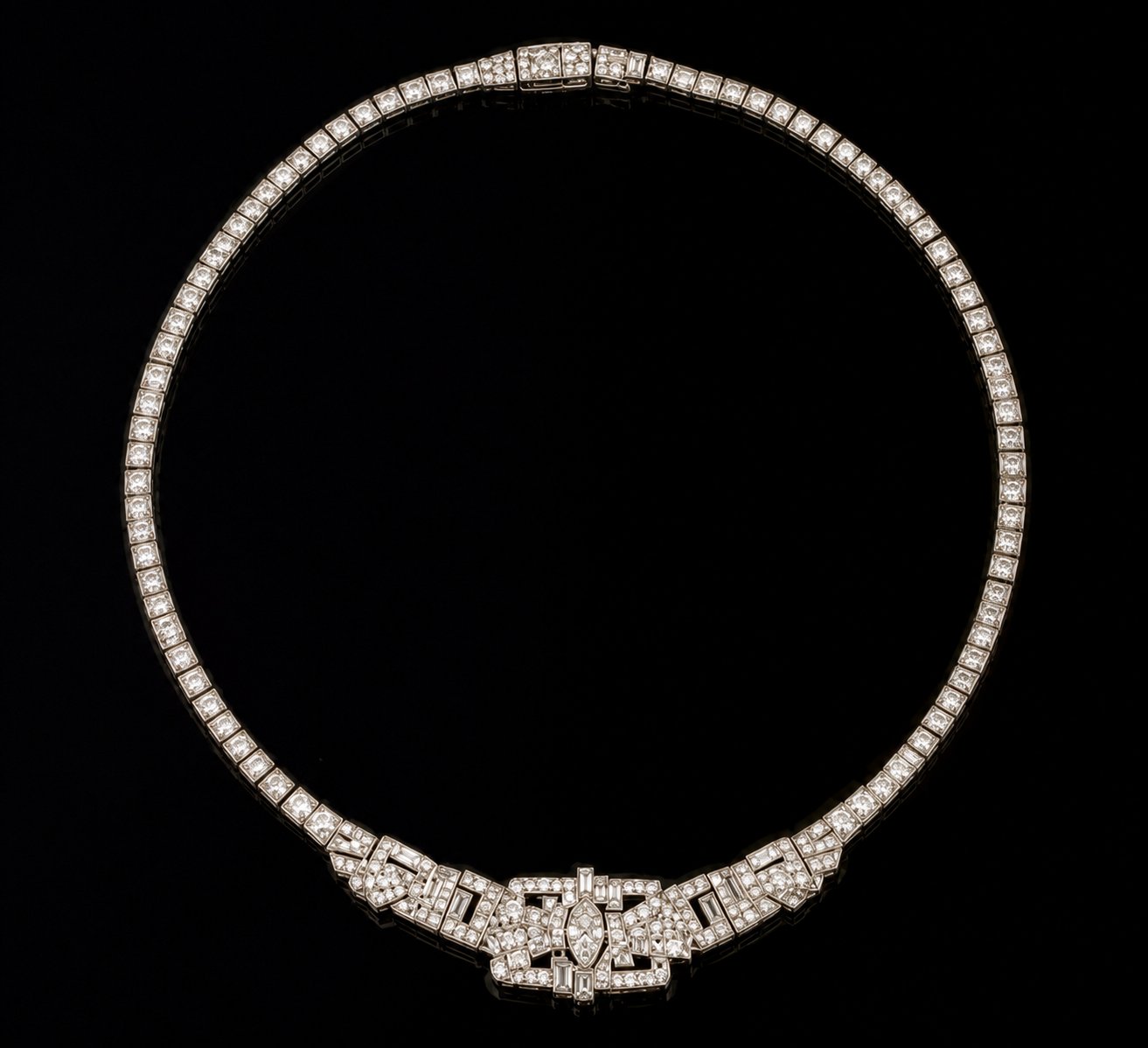 OSTERTAG - Collier en diamants avec un fermoir détaillé en forme de motif floral