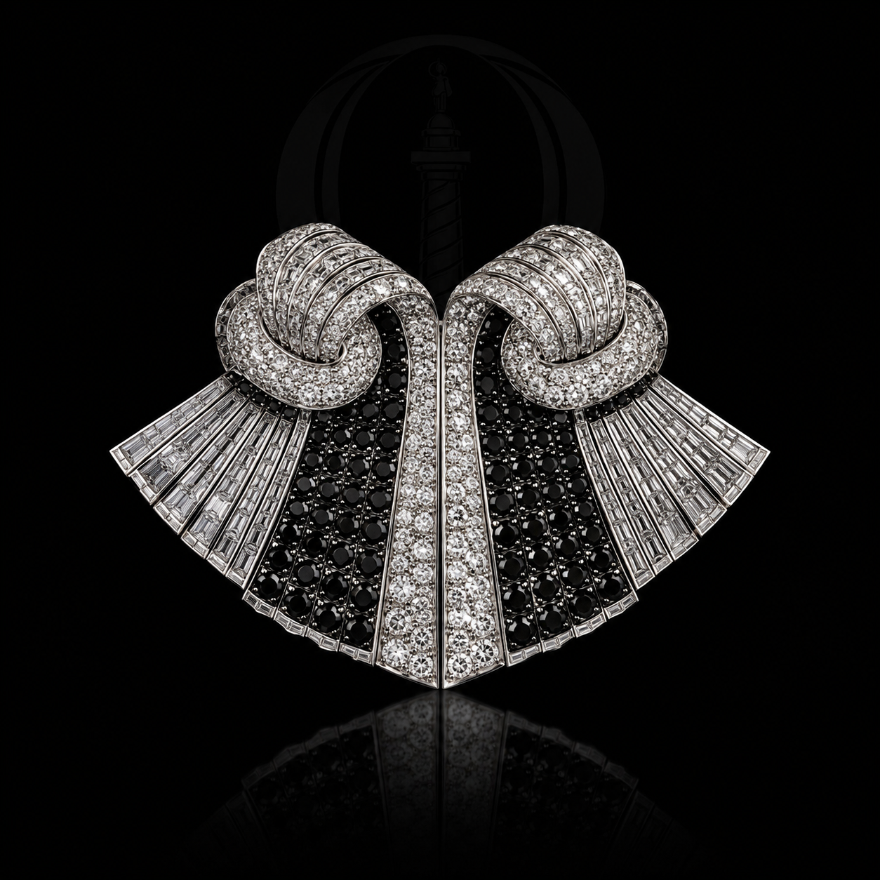 Broche en forme de laiton géante ornée de diamants blancs et noirs, avec une conception en boucle et une structure en éventail.