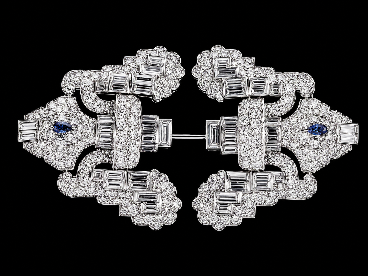 Broche en forme de silhouette de visage, ornée de diamants, avec un œil en saphir bleu, sur fond noir.