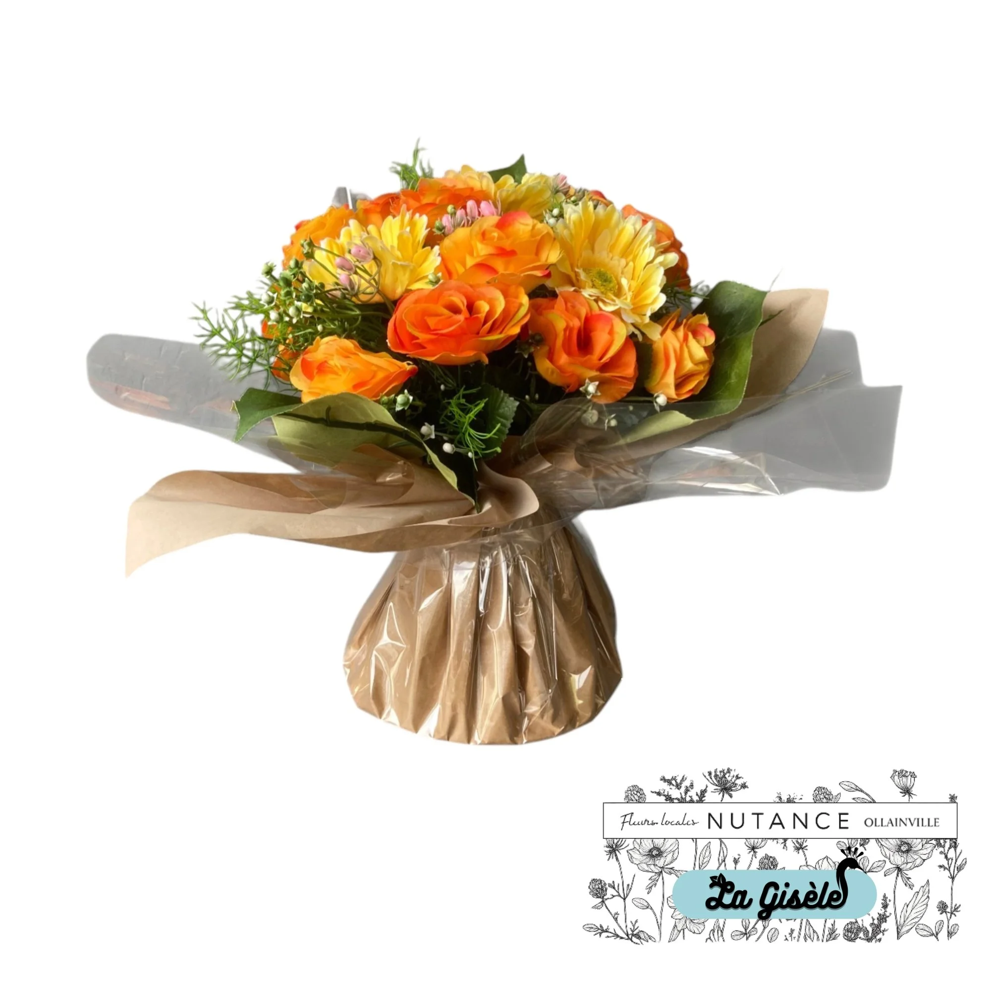 Un bouquet de fleurs oranges et jaunes enveloppé dans du papier kraft, placé sur une surface blanche.