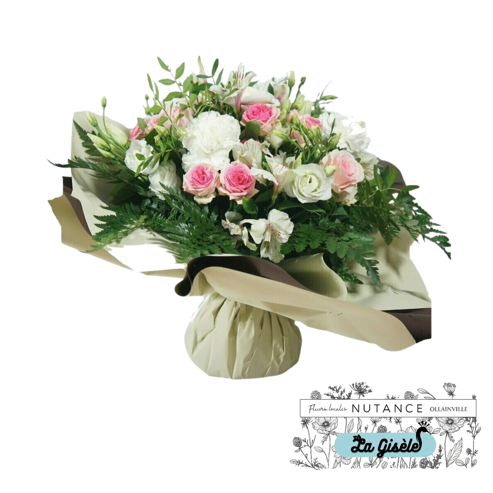 Bouquet de fleurs composé de roses roses pâles, de lis blancs, et de feuillage vert, disposé dans un papier de cadeau beige et marron.
