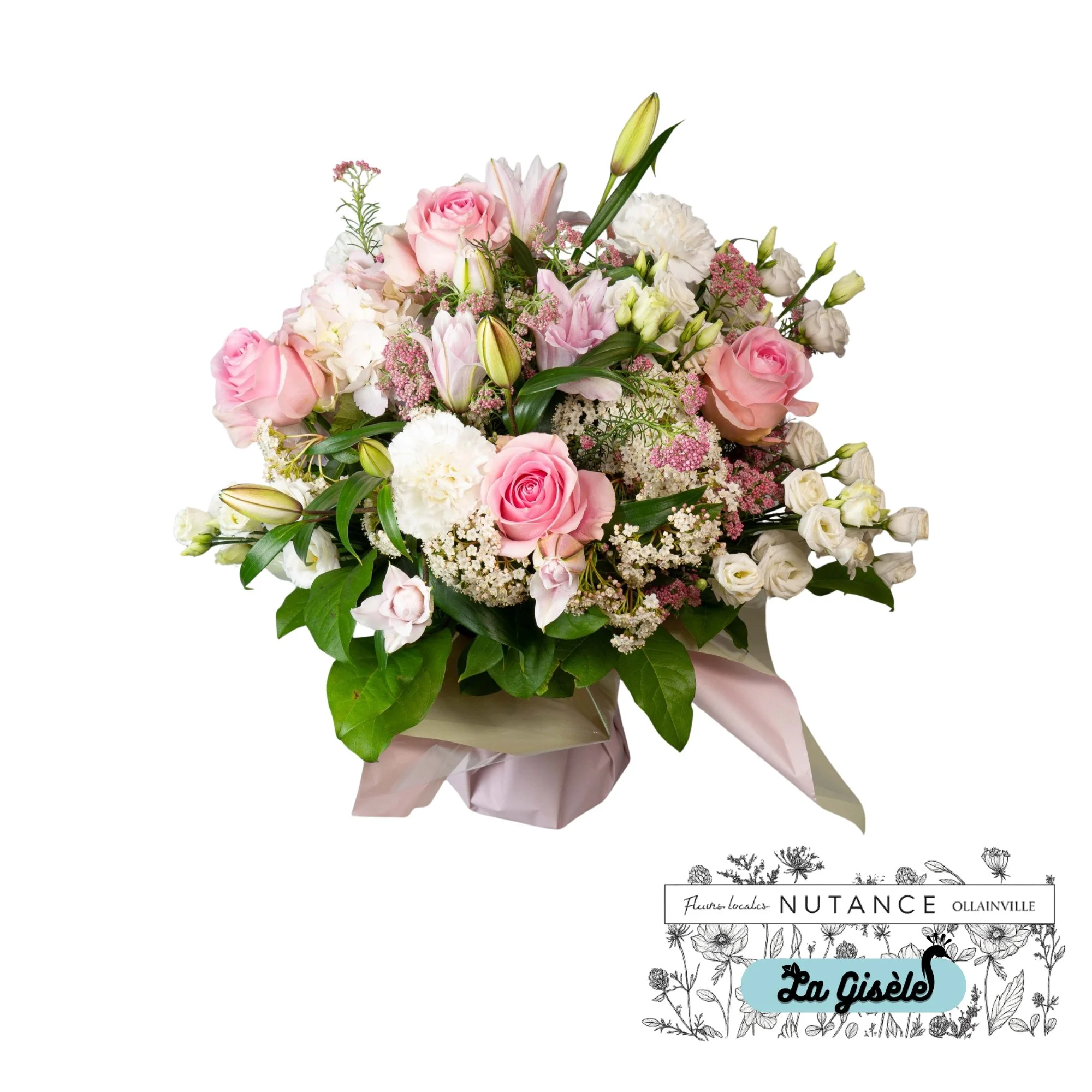 Arrangement de fleurs composé de roses rose pâle, lys blancs, et petites fleurs roses, dans un vase, avec un ruban en papier rose pâle autour.