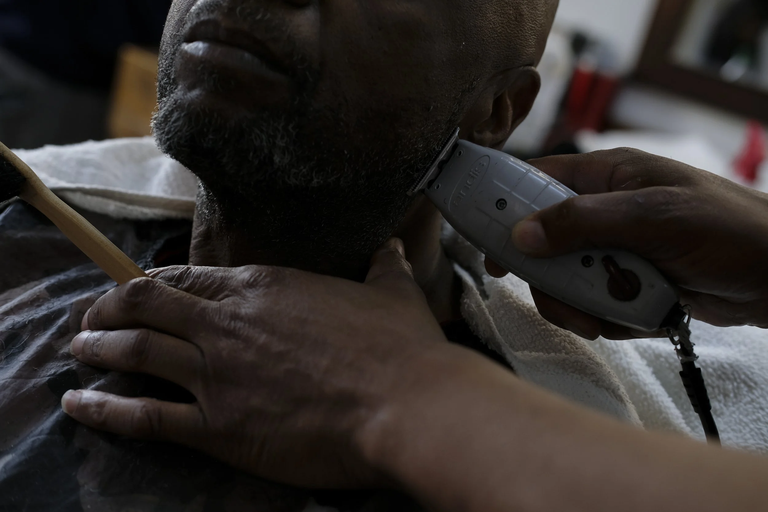  Dexter Bullock shaves a patron at Blue Brothers Barber Shop on South Salina Street in Syracuse, May 23, 2026. Photo by Manila Southammavong. 