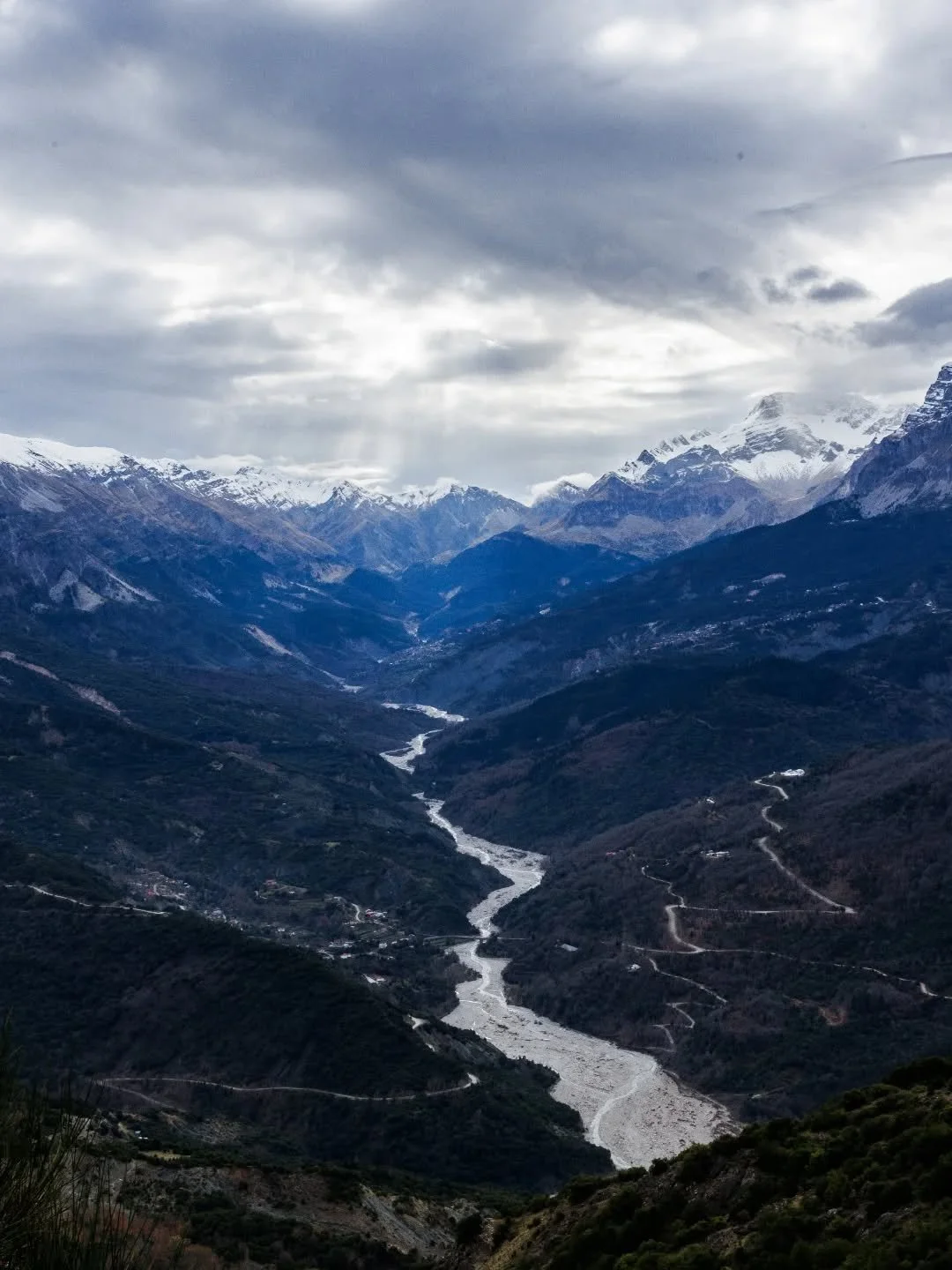 The Pindos mountain range and the river "Arachthos". The photo is taken from Tzoumerka on the road to the village of "Syrrako".

The Arachthos River carries more than water

In ancient Greek mythology, Arachthos was once a man - p