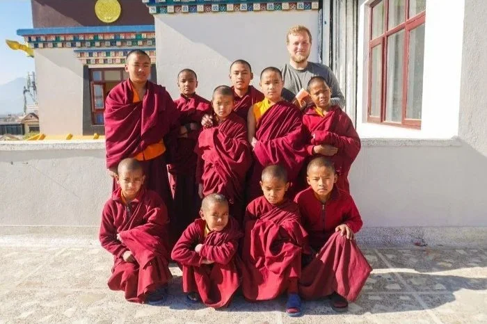 Studenti na dobrovolnickém programu v Nepálu – výuka v buddhistickém klášteře.