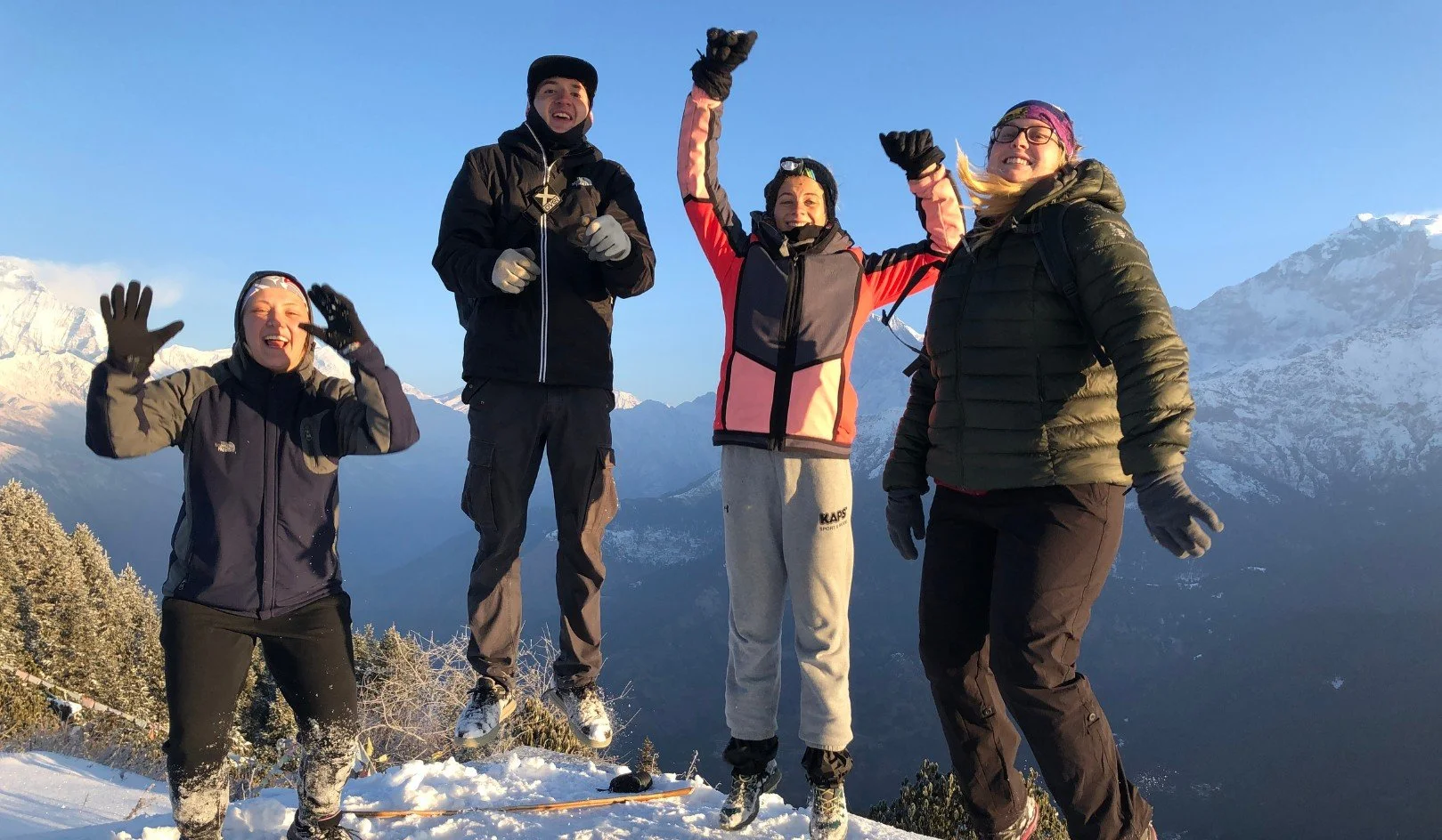 Zimní dobrodružství v horách pro studenty – radost z dosažení vrcholu na mezinárodním programu.