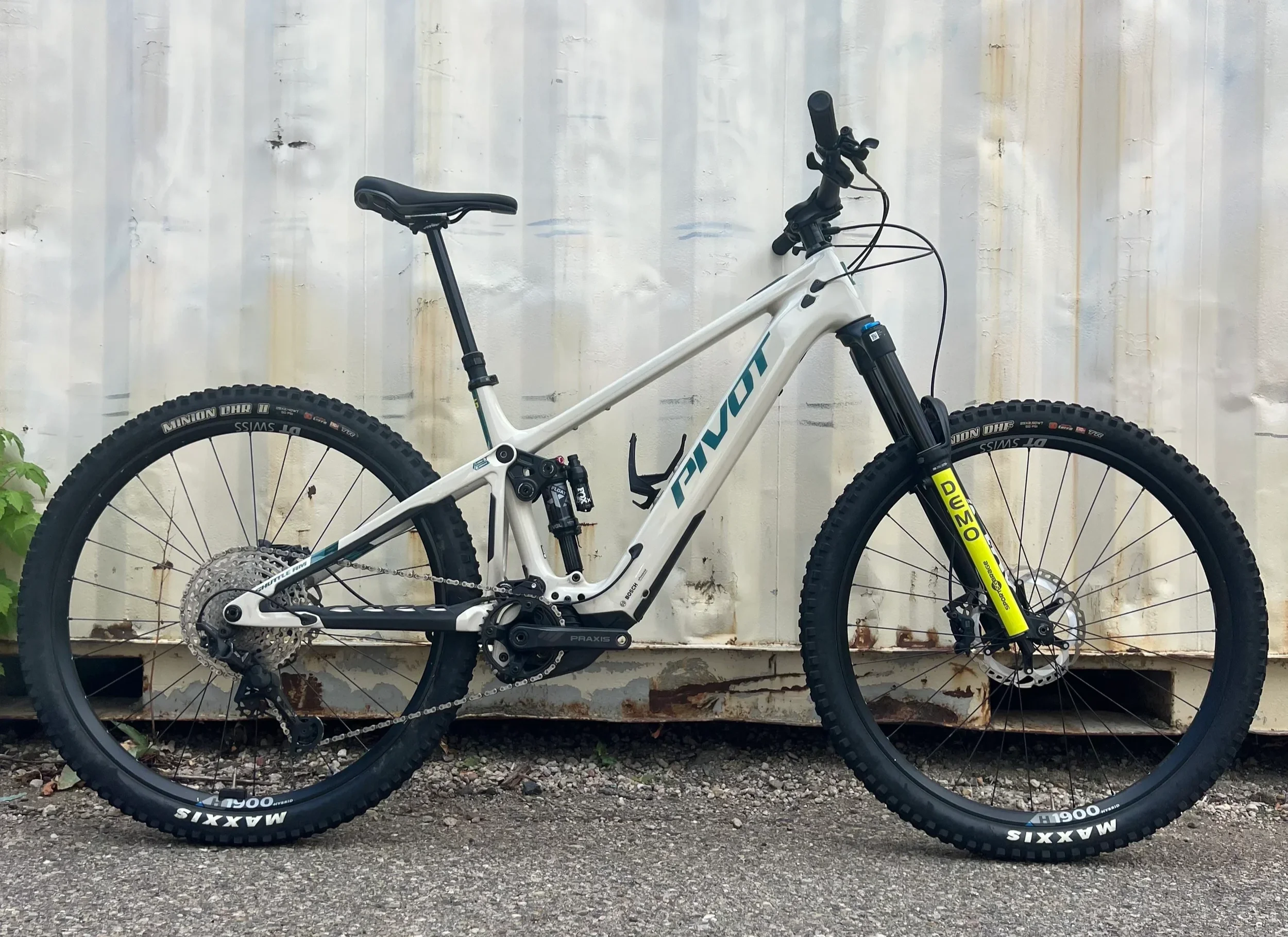 Completing Pivot's all-star lineup of e-bikes, the Shuttle AM shines as a crown jewel. The Shuttle AM doesn’t shy away from touting itself as an all-mountain masterpiece that dominates the realm of e-mountain performance.