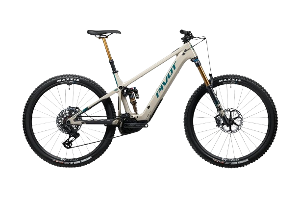 Completing Pivot's all-star lineup of e-bikes, the Shuttle AM shines as a crown jewel. The Shuttle AM doesn’t shy away from touting itself as an all-mountain masterpiece that dominates the realm of e-mountain performance.
