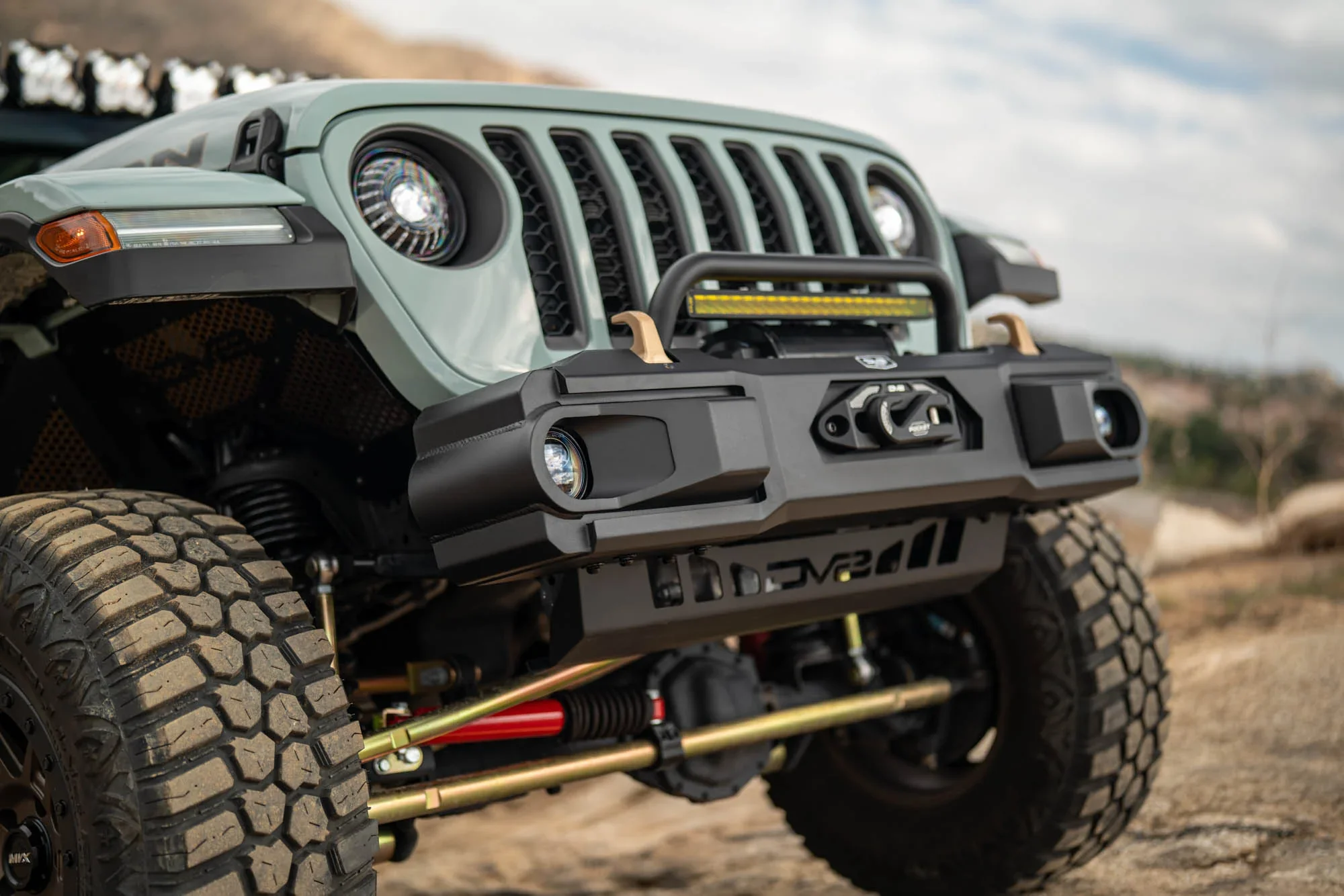 Jeep-Wrangler-_-Gladiator-OE-Plus-Front-Bumper-Outdoor-3_2000x1334.webp