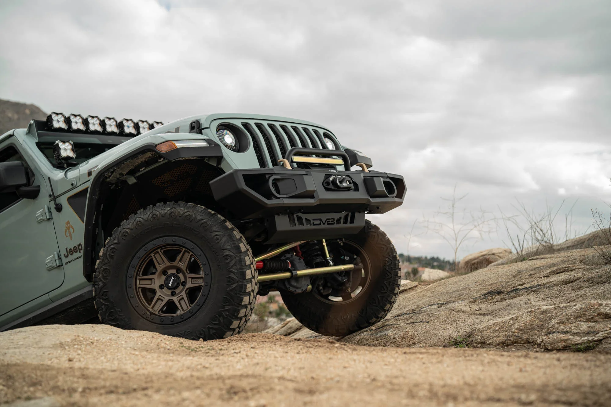 Jeep-Wrangler-_-Gladiator-OE-Plus-Front-Bumper-Outdoor-7_2000x1334.webp