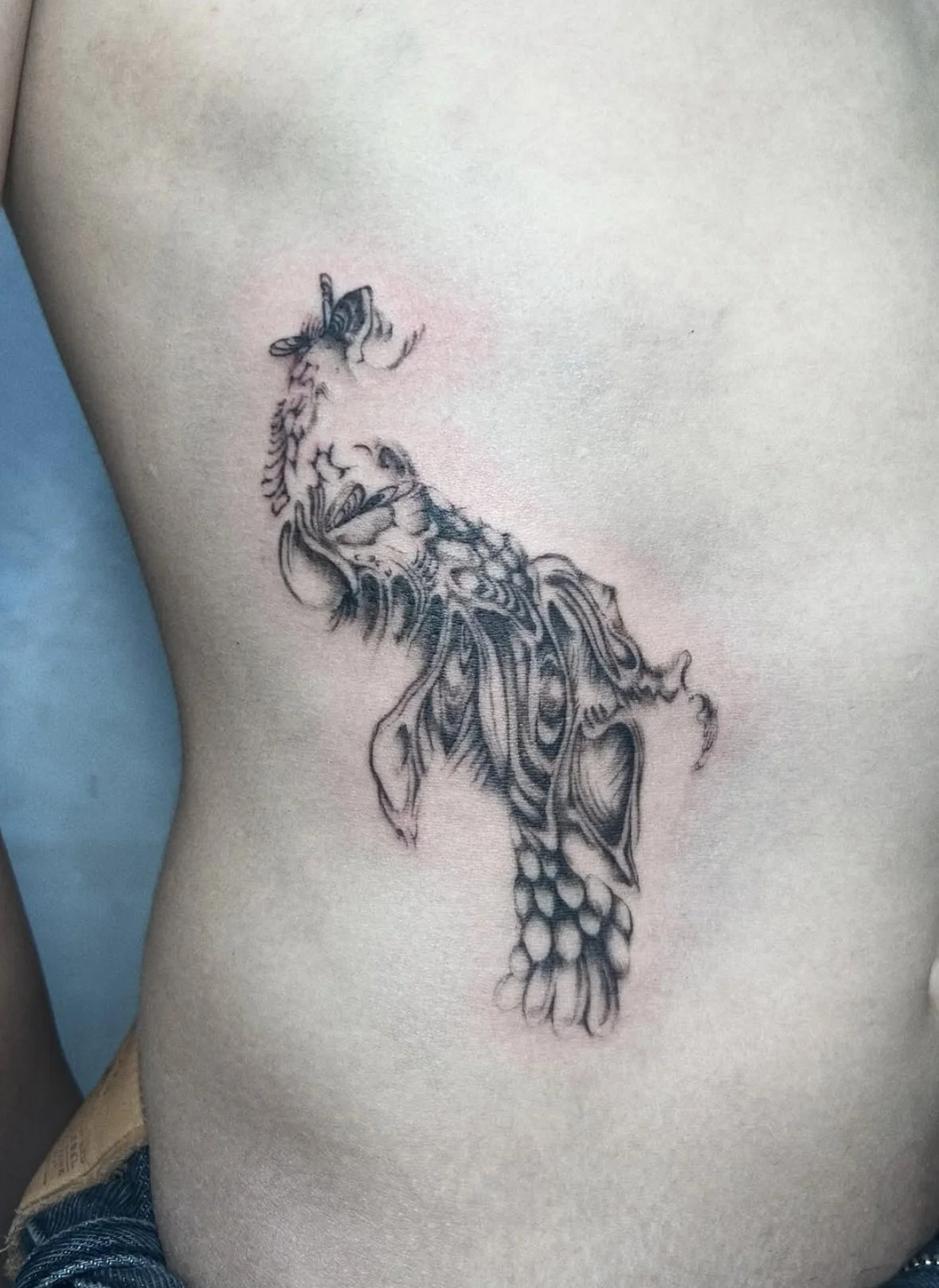 人の体に入れ墨された蝶々のデザイン。