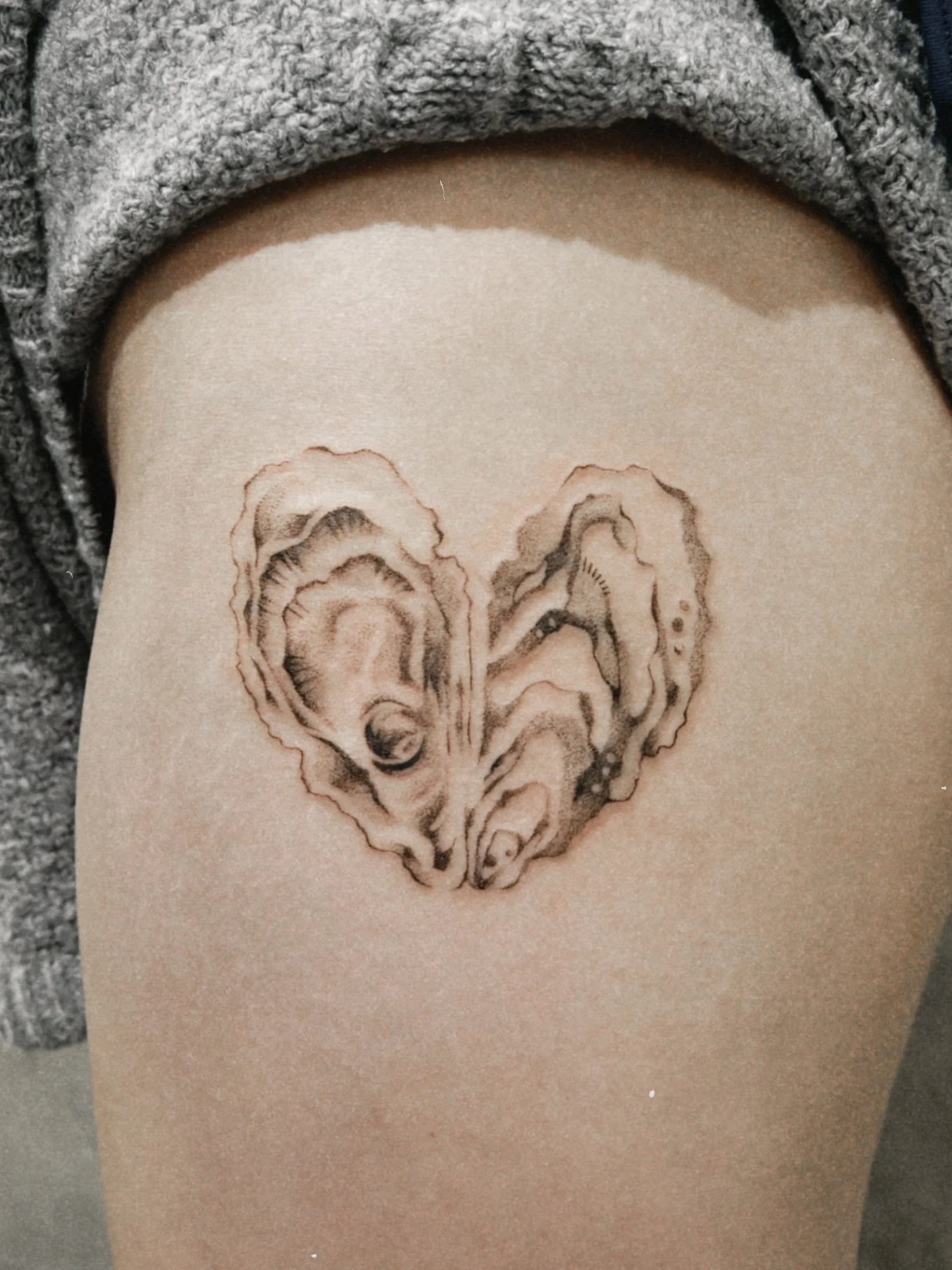 心臓の形をした獣の顔のタトゥー