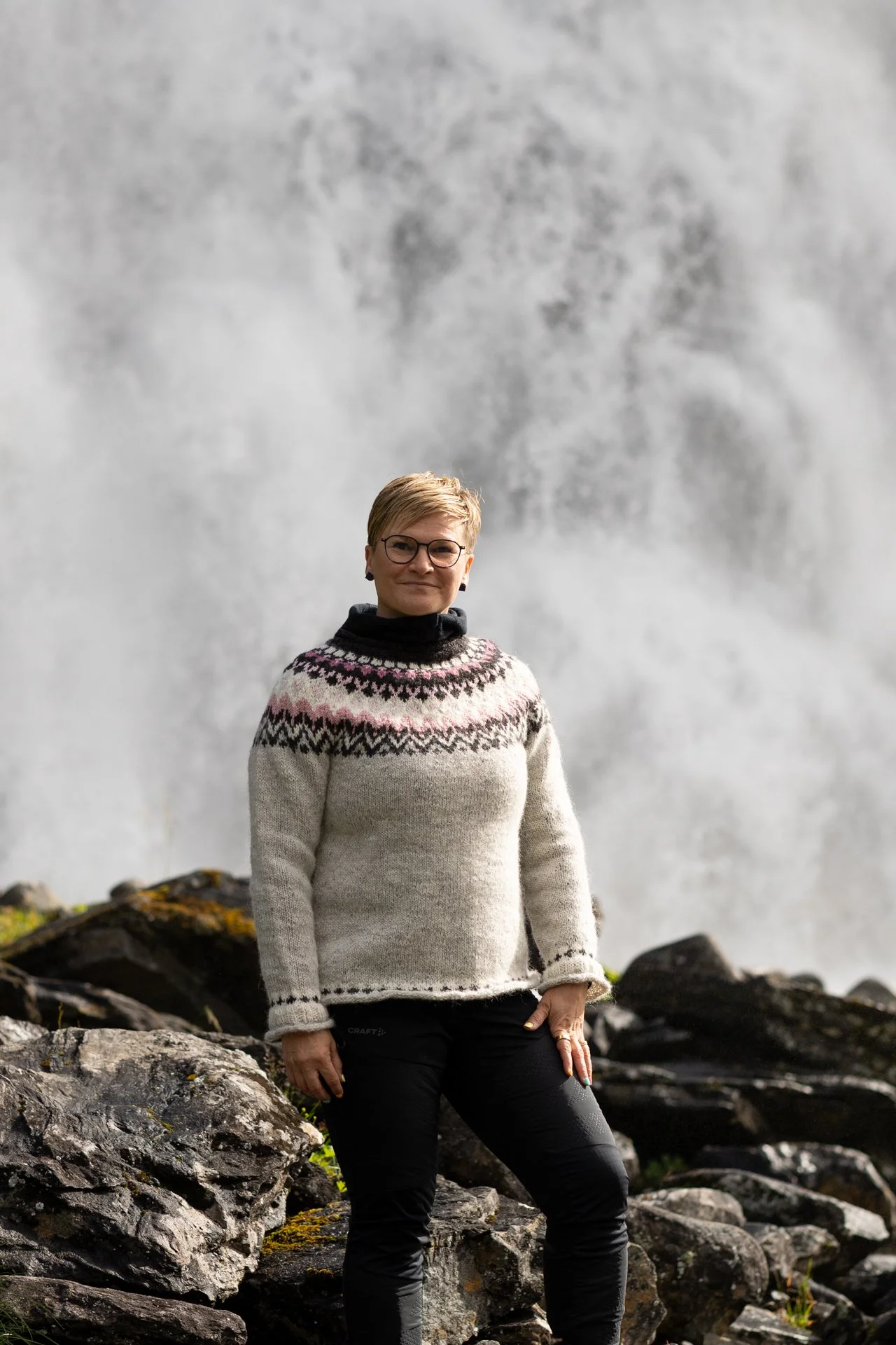 psykoterapeutti luonnossa tukemassa hyvinvointia ja palautumista