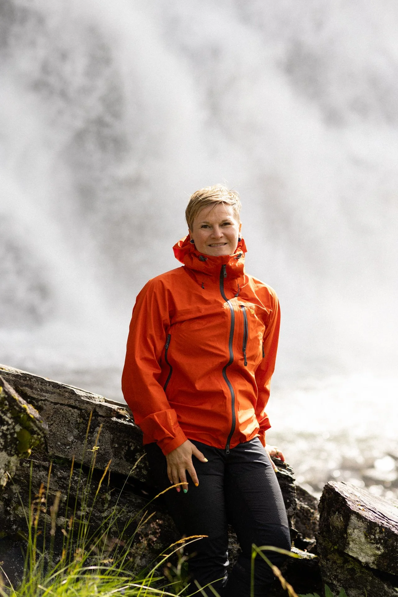 Psykoterapeutti luonnossa tukemassa hyvinvointia ja palautumista.