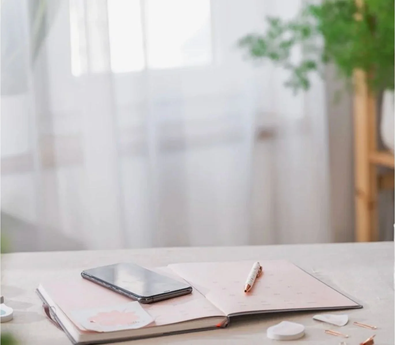 Agenda et téléphone illustrant la prise de rendez-vous en ligne