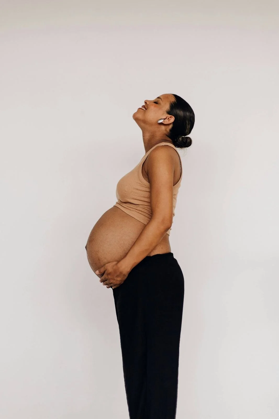 Femme-enceinte-heureuse