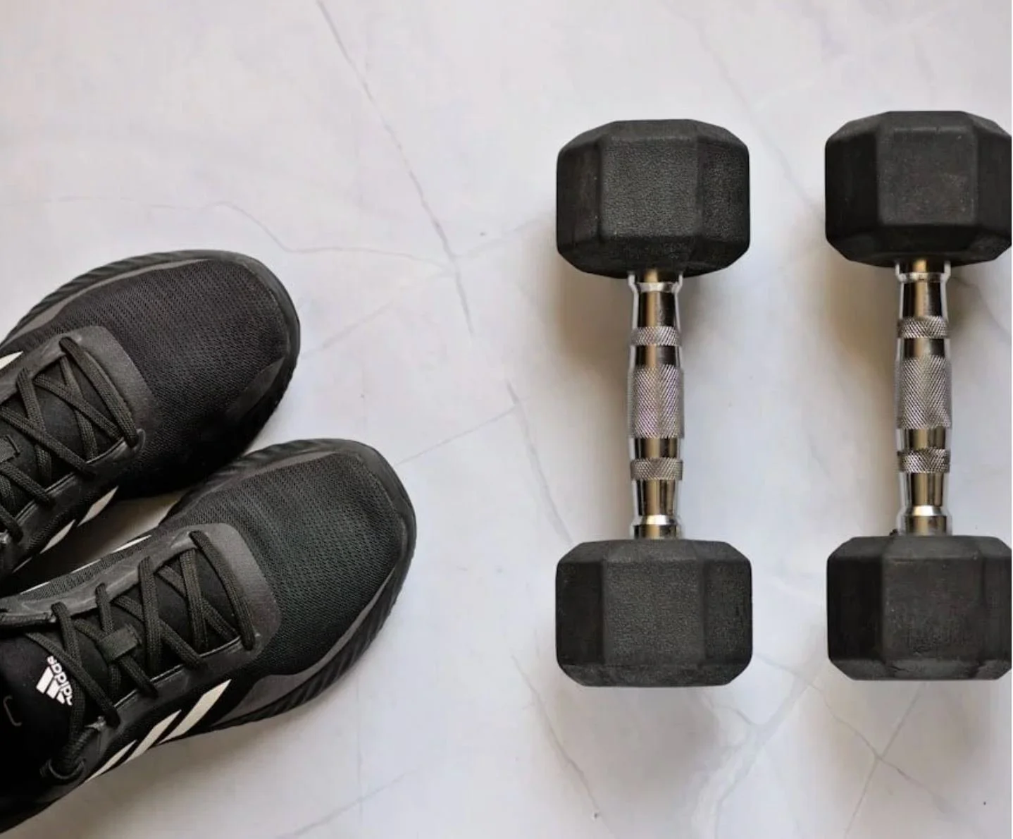 Haltère illustrant la musculation pour coureuses