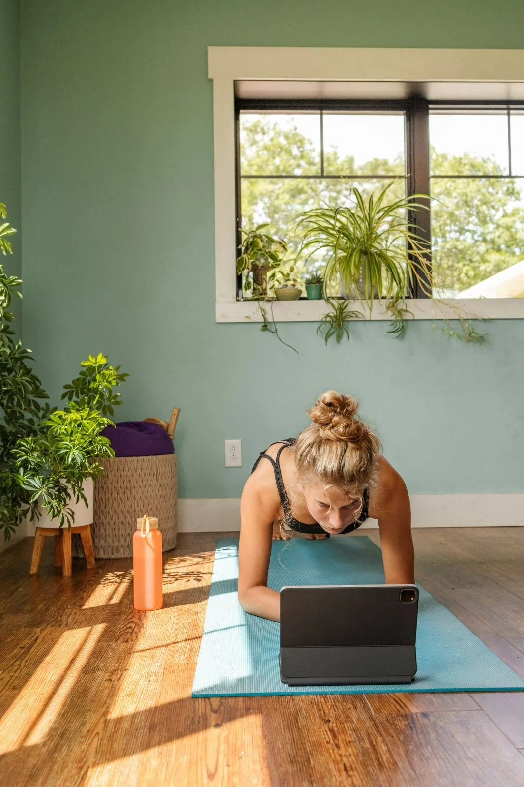 Femme suivant un entraînement à domicile