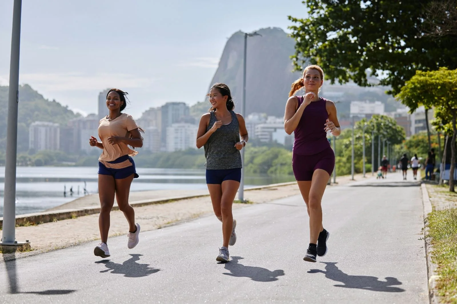 Femmes courant dans le cadre d'un programme de course