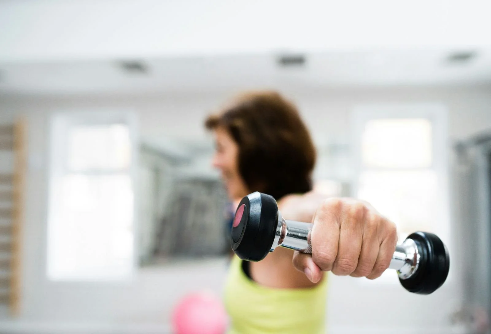 Entraînement avec haltères pour le développement musculaire