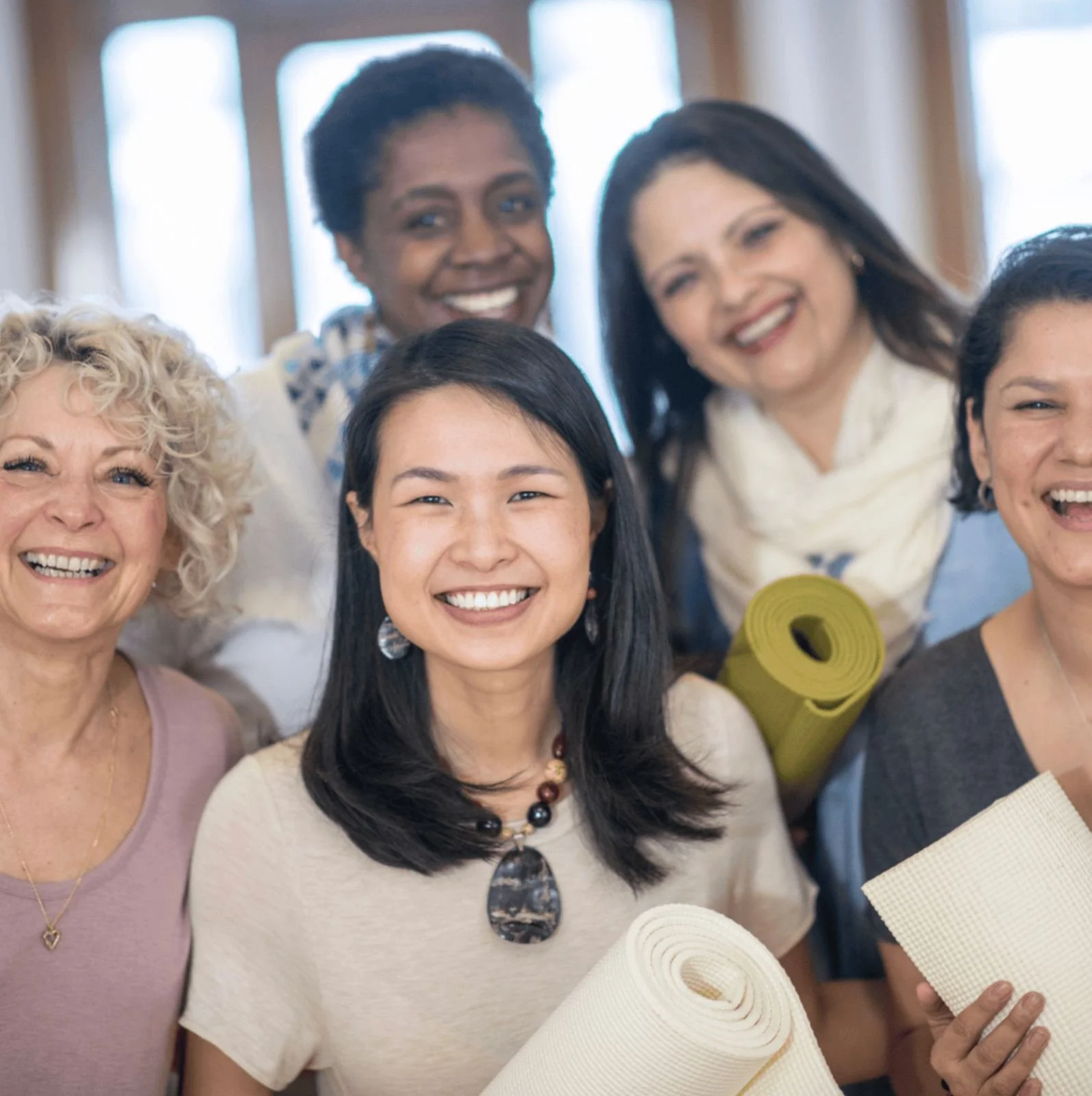 Groupe de femmes souriantes