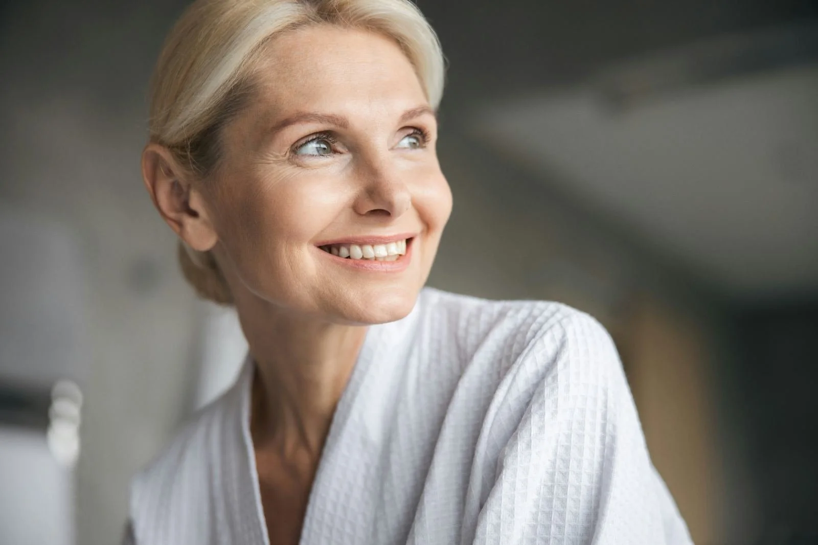 Femme souriante illustrant la périménopause et la santé hormonale