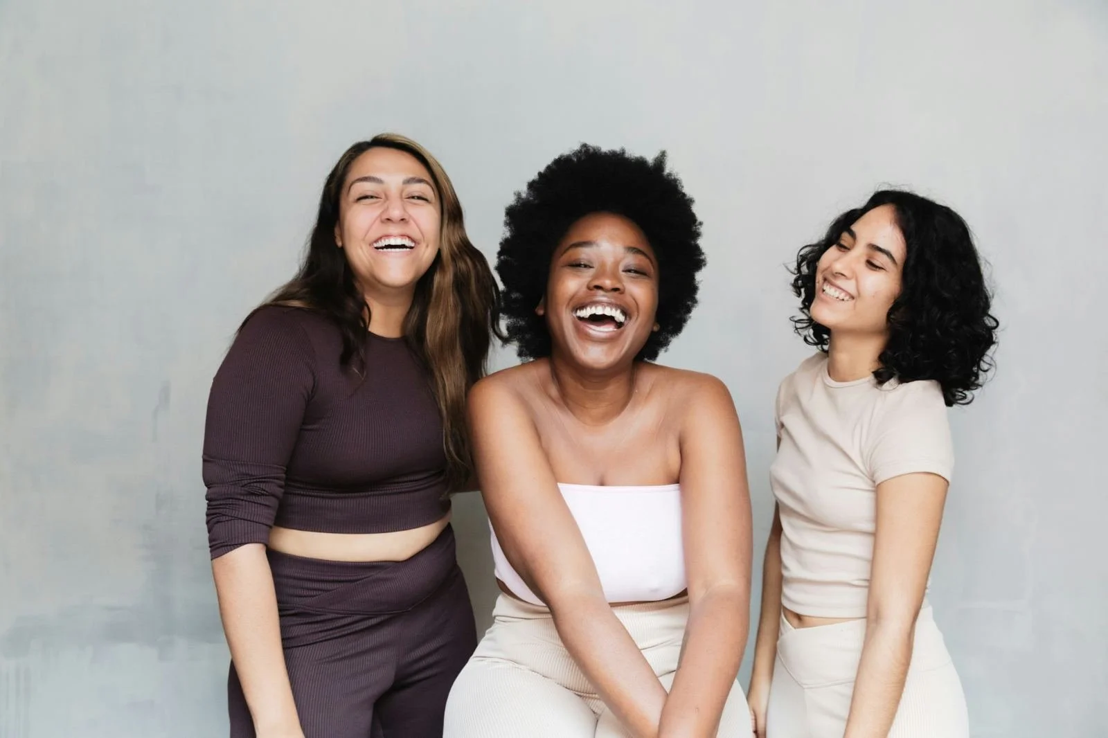 Femmes souriantes illustrant un rapport positif au corps